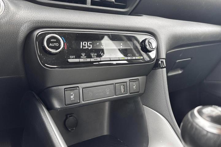 Grå Toyota Yaris fra 2022