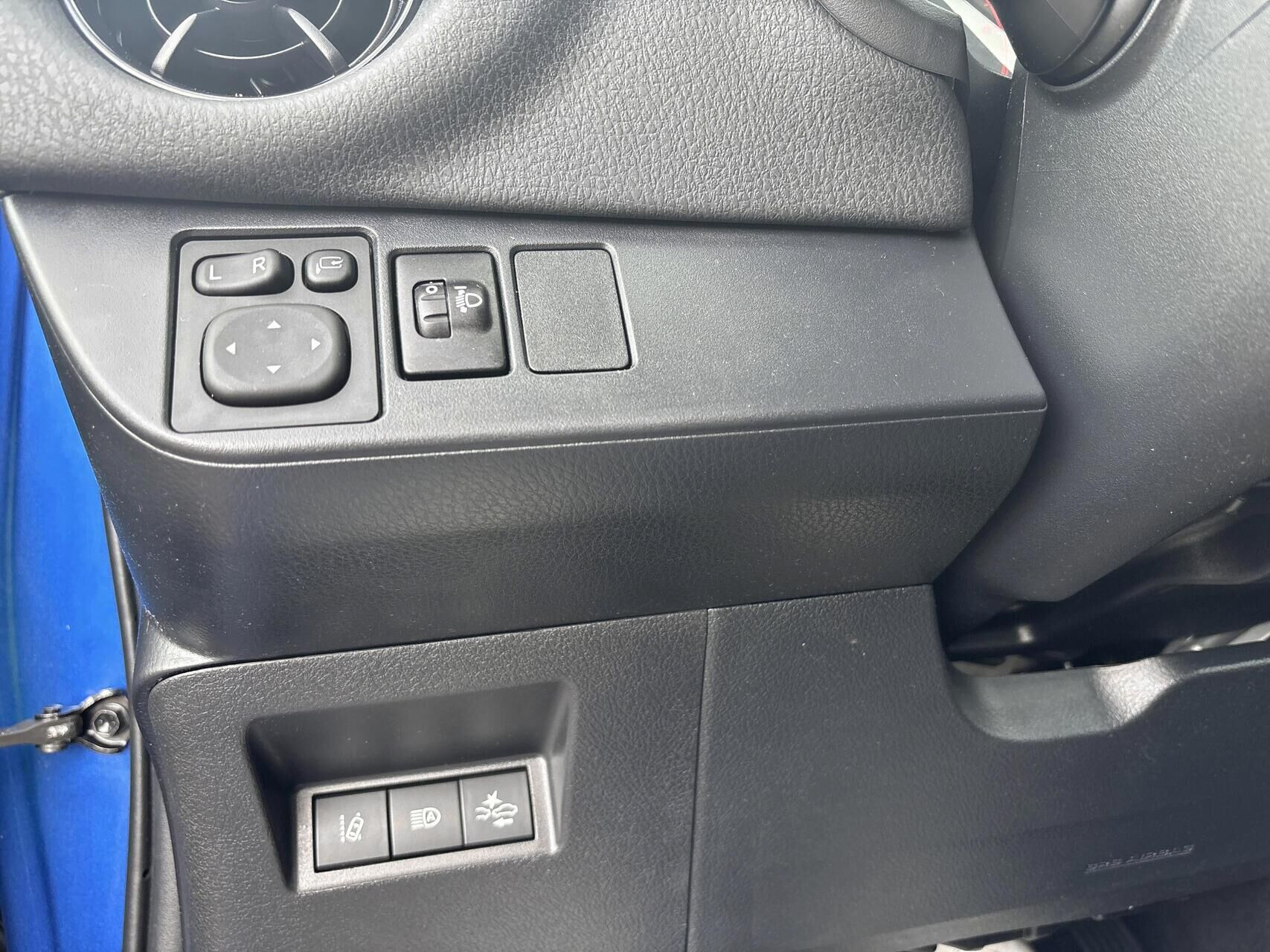Blå Toyota Yaris fra 2019