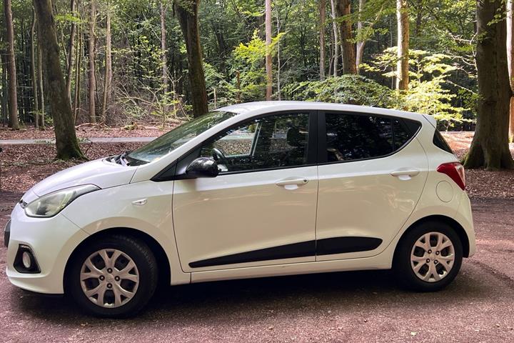 Hvid Hyundai i10 fra 2015