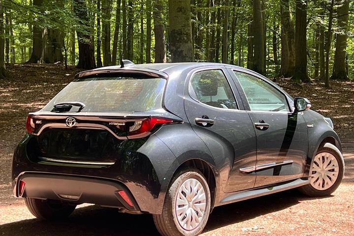 Sort Toyota Yaris fra 2021