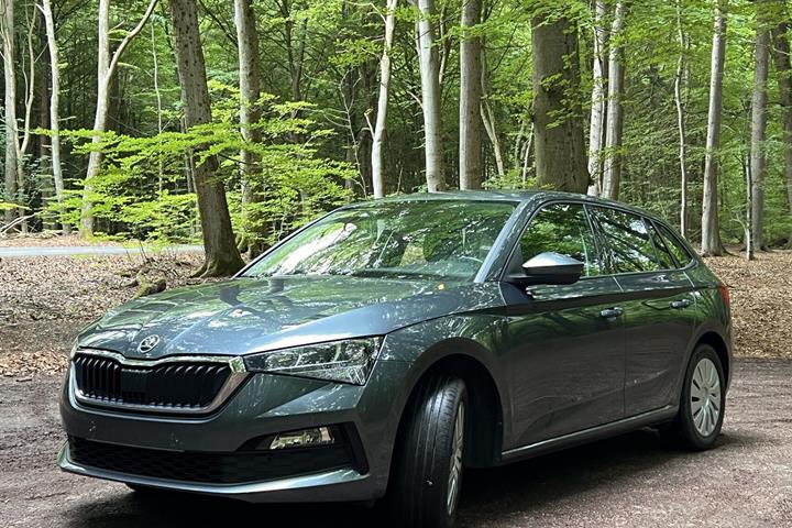 Grå Skoda Scala fra 2021