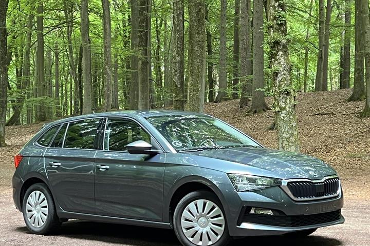 Grå Skoda Scala fra 2021