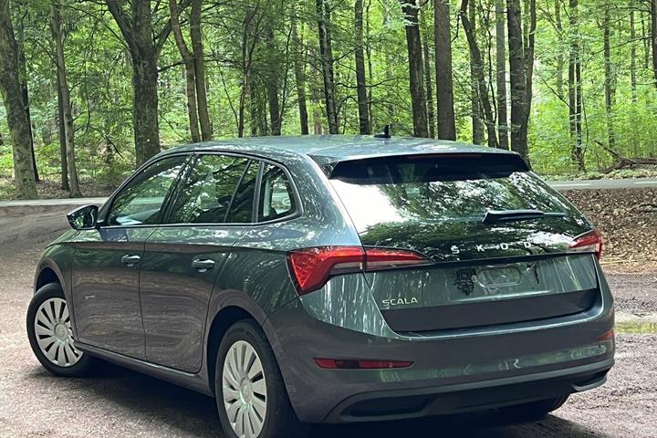 Grå Skoda Scala fra 2021