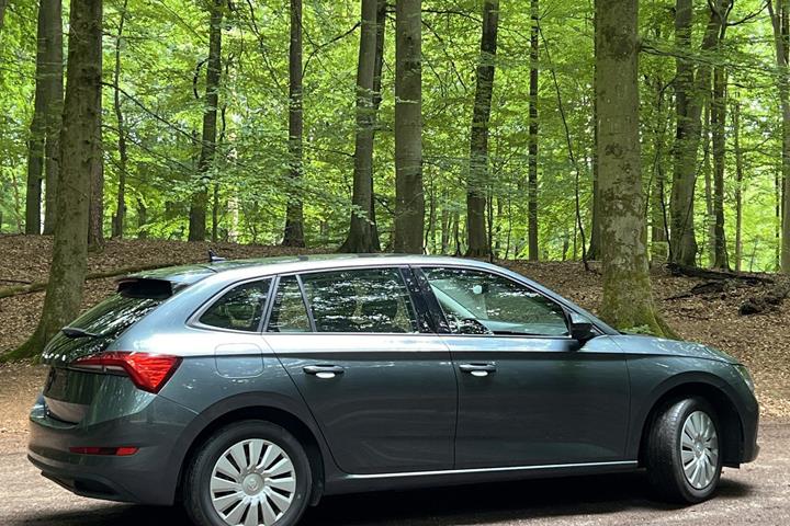 Grå Skoda Scala fra 2021