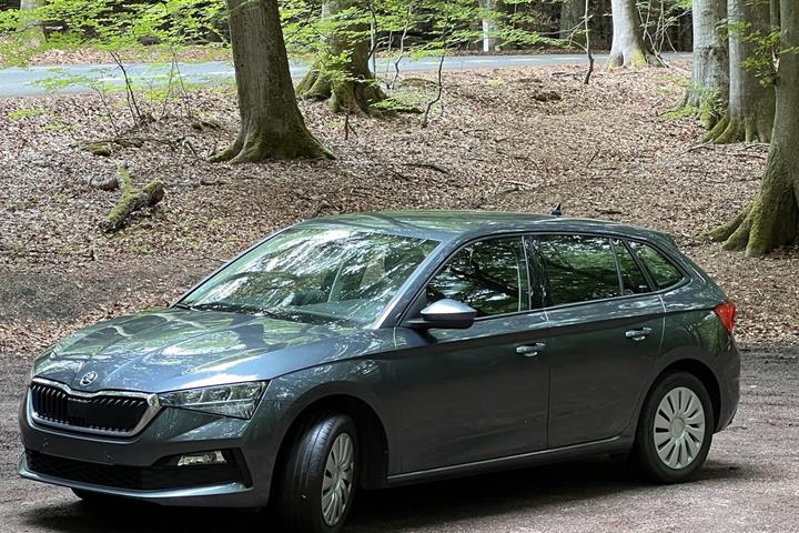 Grå Skoda Scala fra 2021