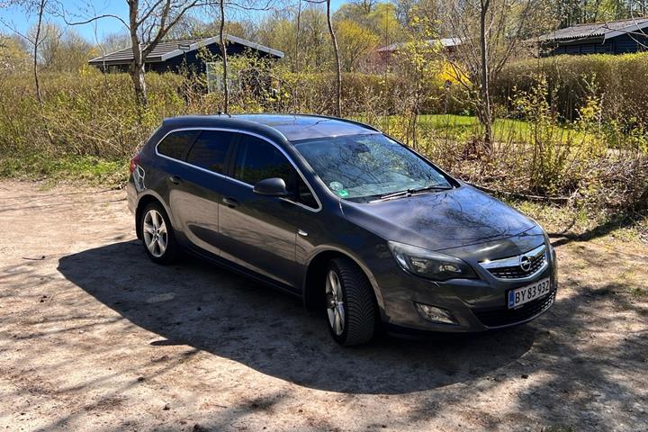 Grå Opel Astra fra 2012