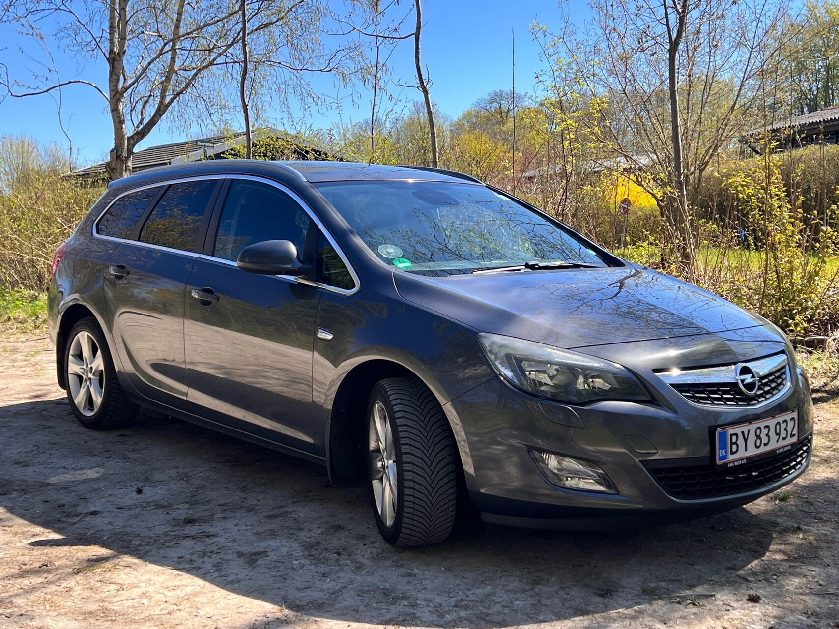 Grå Opel Astra fra 2012