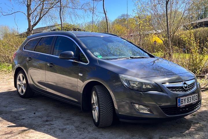 Grå Opel Astra fra 2012