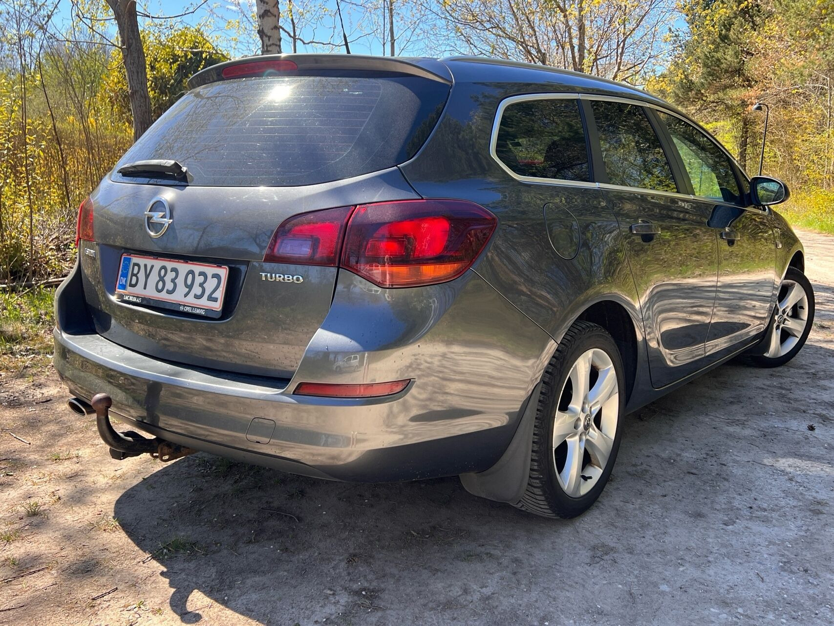 Grå Opel Astra fra 2012