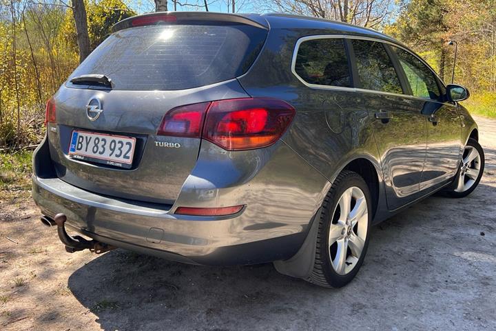 Grå Opel Astra fra 2012