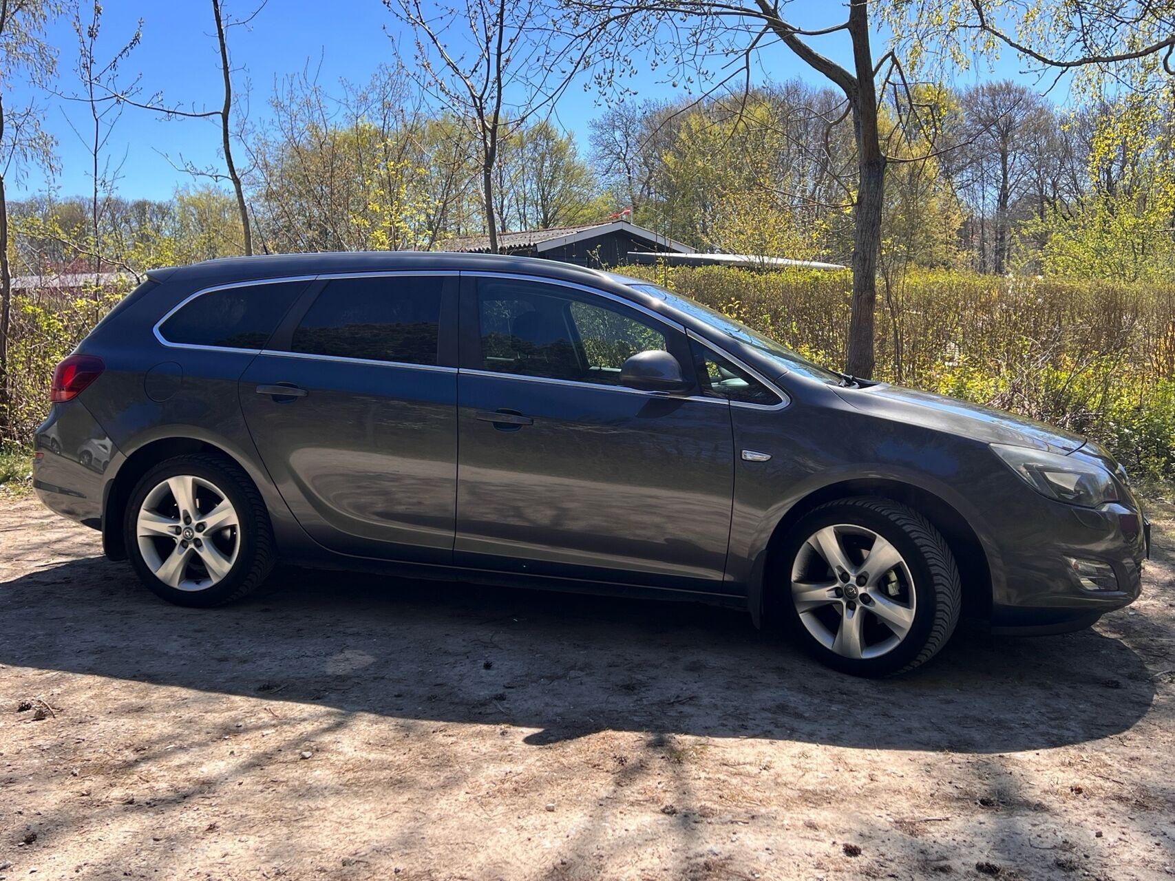 Grå Opel Astra fra 2012