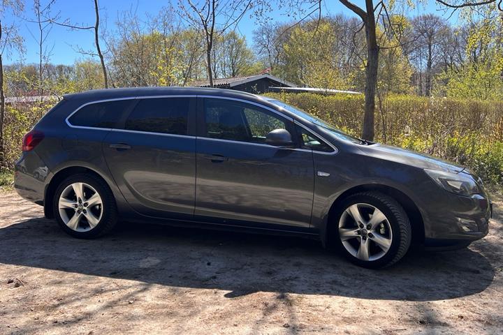 Grå Opel Astra fra 2012