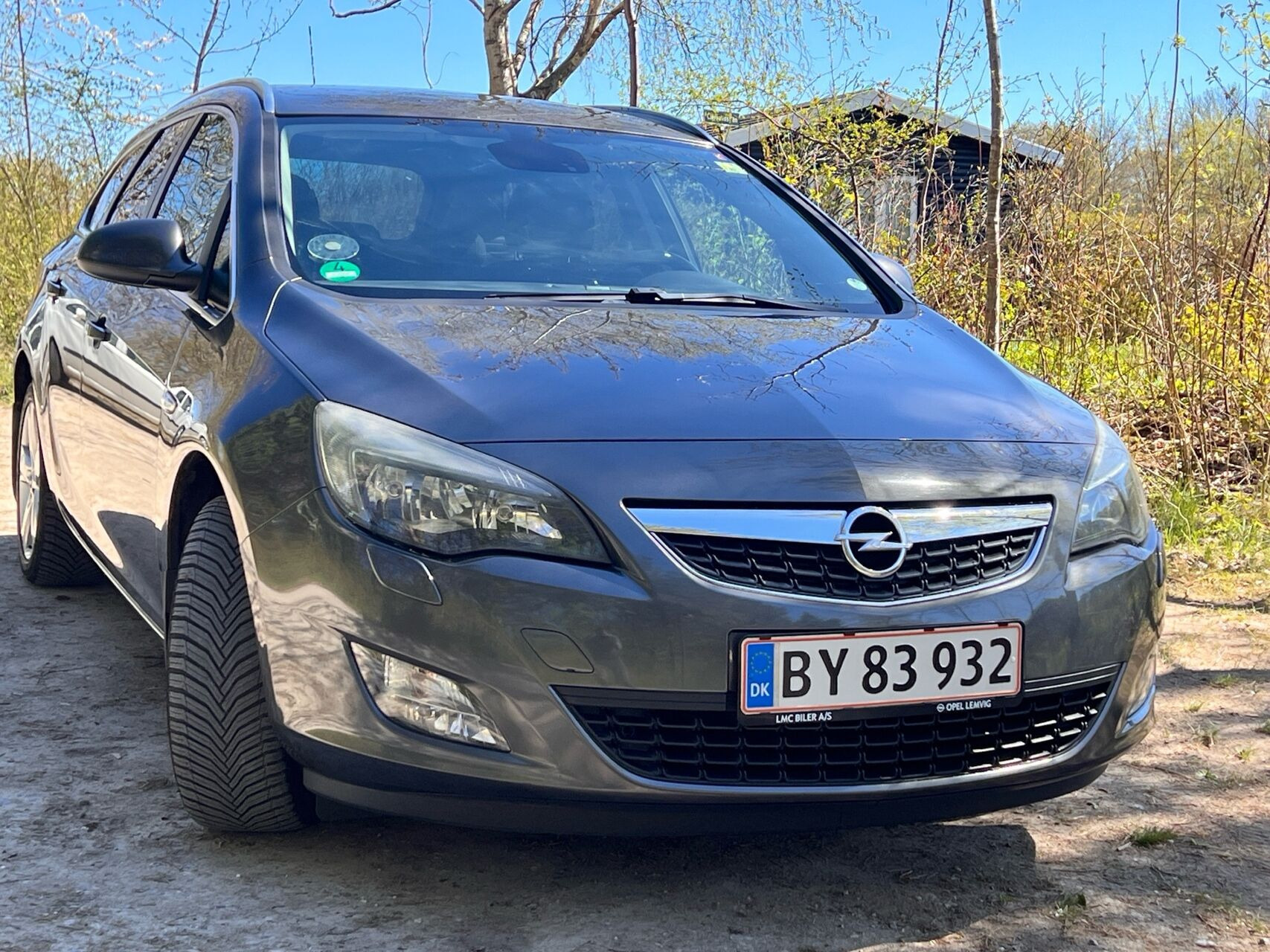 Grå Opel Astra fra 2012