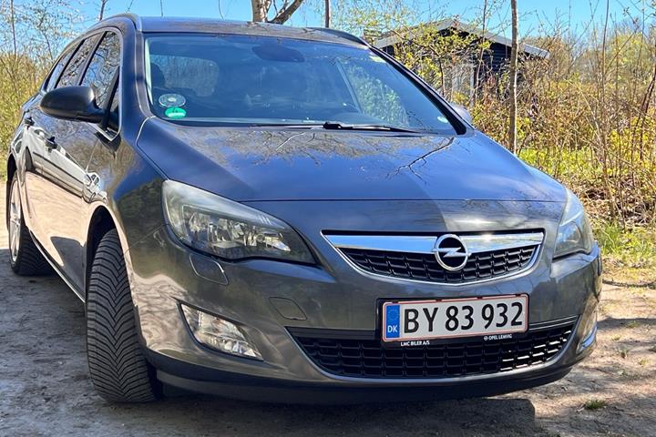Grå Opel Astra fra 2012