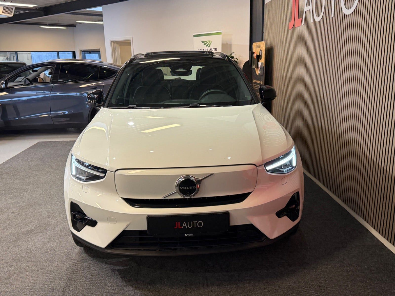 Hvid Volvo XC40 fra 2024