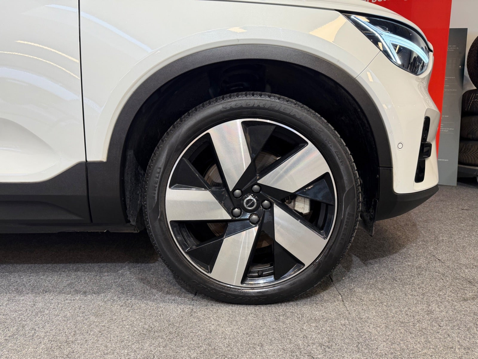 Hvid Volvo XC40 fra 2024