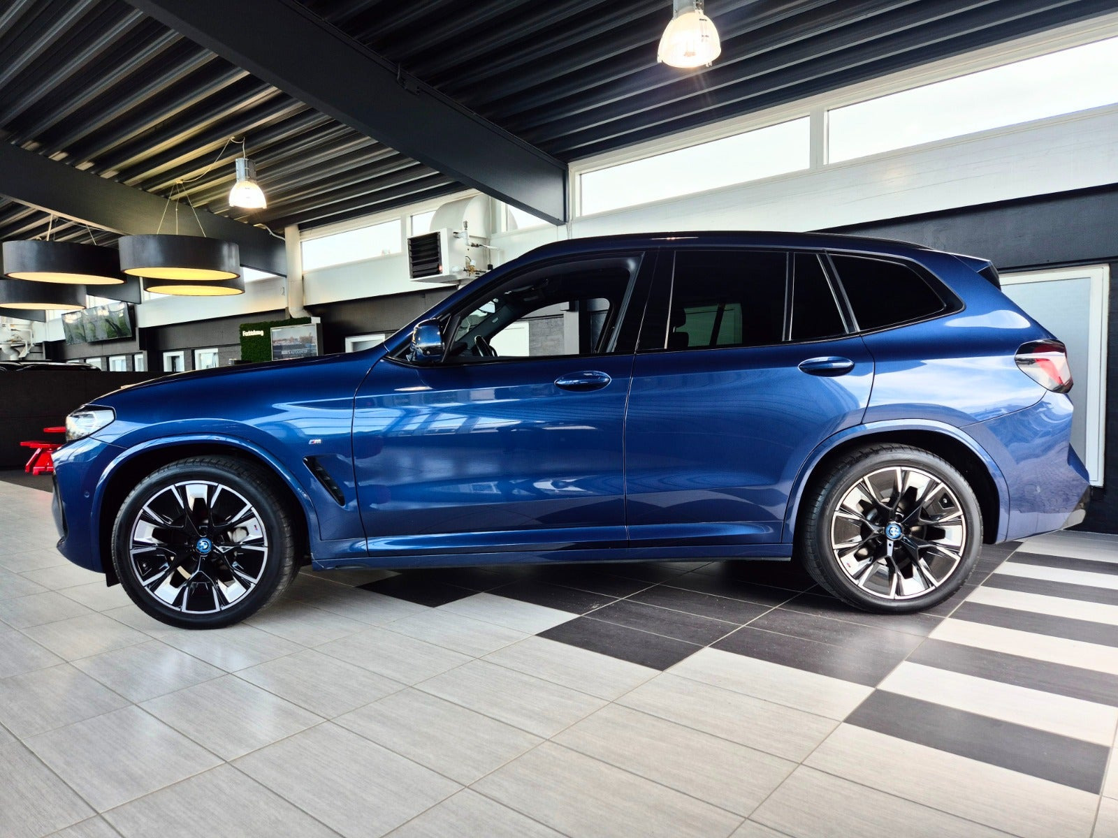 Blå BMW iX3 fra 2022