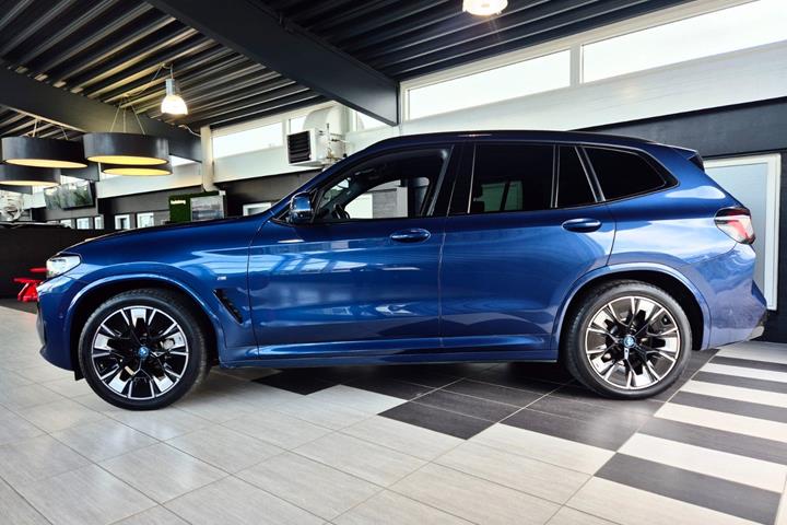 Blå BMW iX3 fra 2022