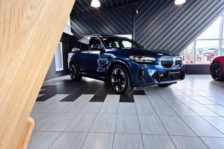 Blå BMW iX3 fra 2022