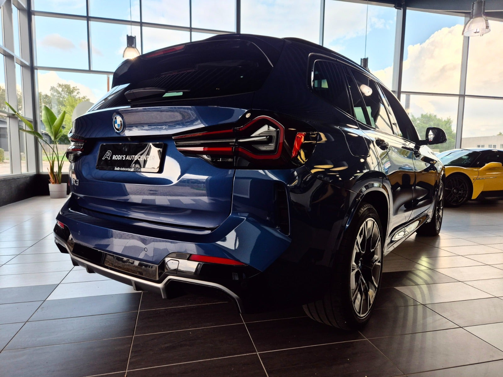 Blå BMW iX3 fra 2022