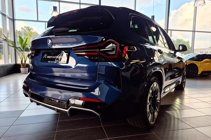 Blå BMW iX3 fra 2022