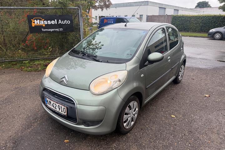 Grøn Citroën C1 fra 2010 set udefra