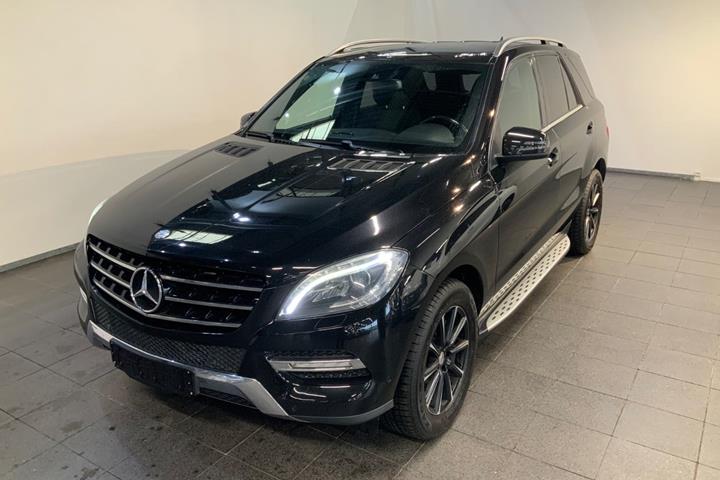 Sort Mercedes ML350 fra 2013 set udefra