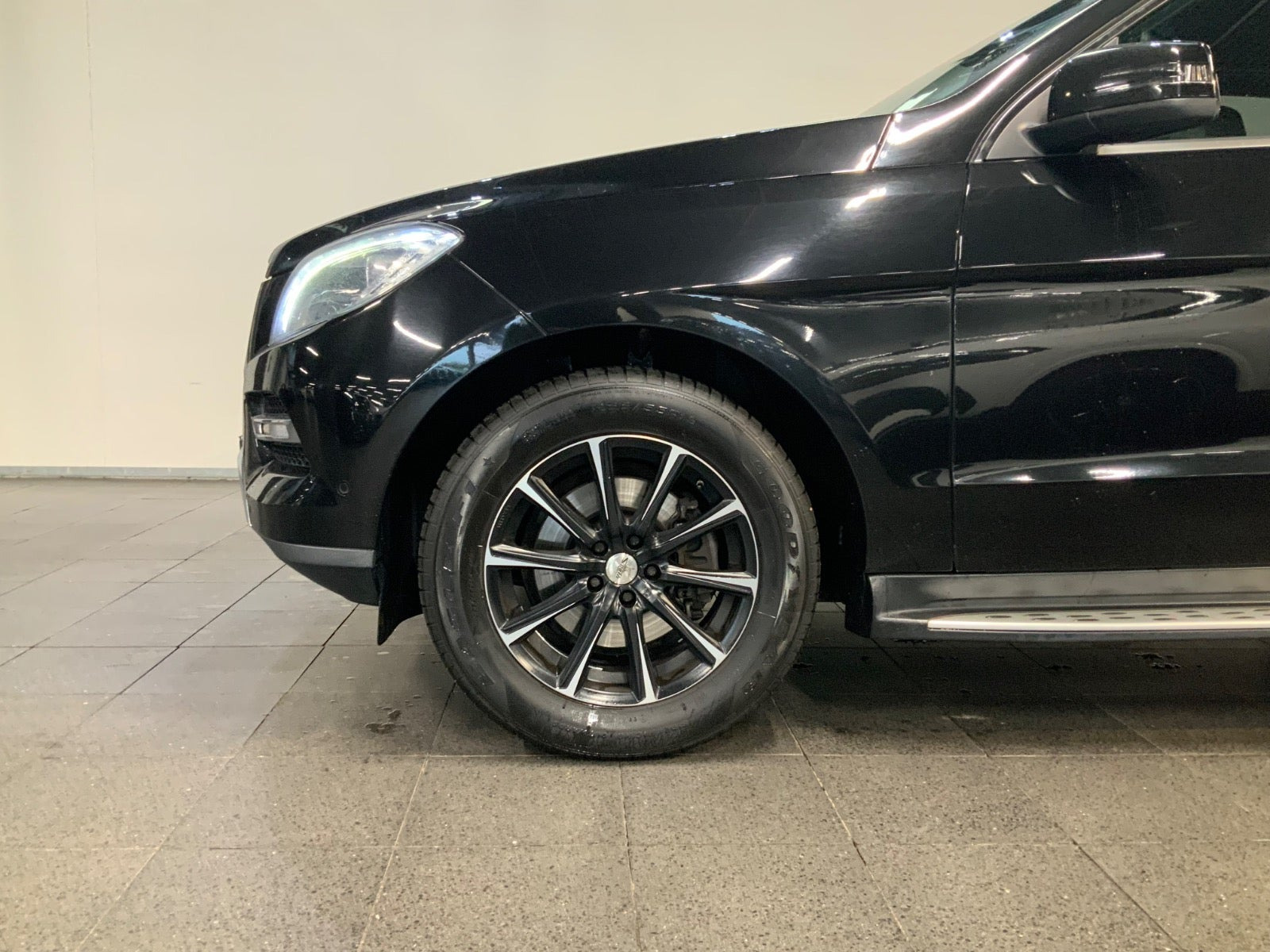 Sort Mercedes ML350 fra 2013