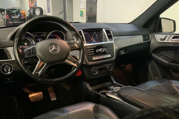 Sort Mercedes ML350 fra 2013