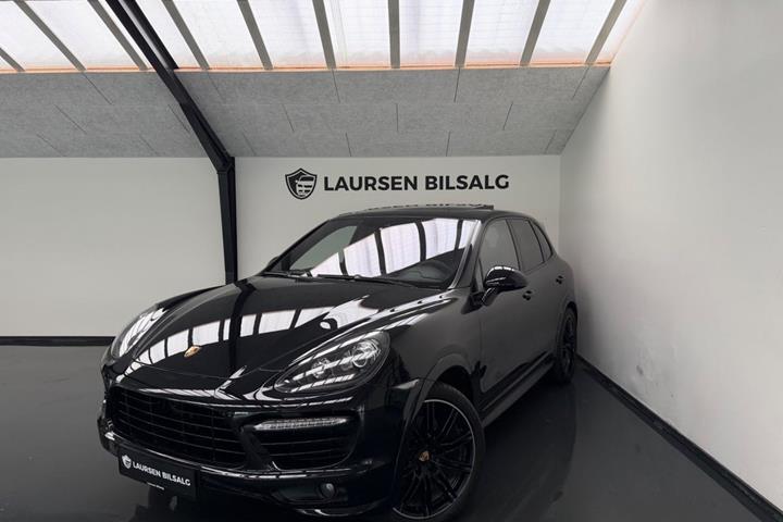 Sort Porsche Cayenne GTS fra 2013