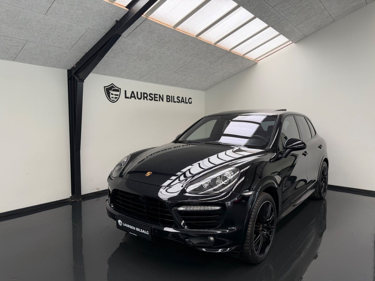 Sort Porsche Cayenne GTS fra 2013