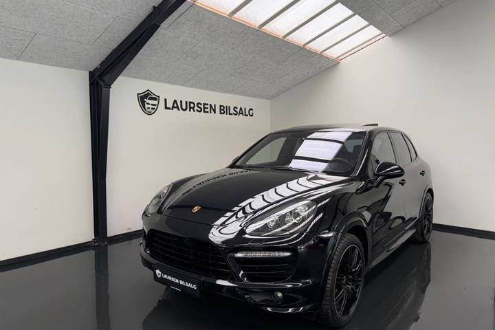 Sort Porsche Cayenne GTS fra 2013