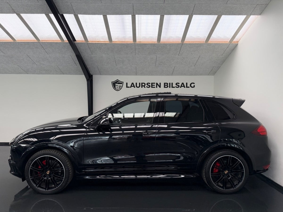 Sort Porsche Cayenne GTS fra 2013