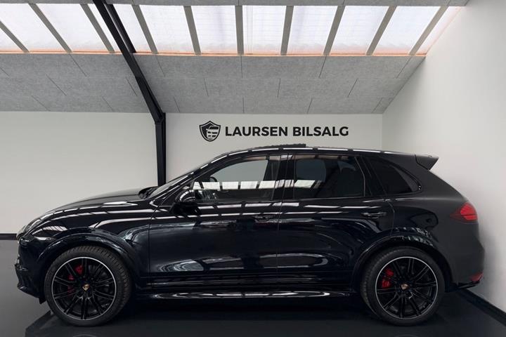 Sort Porsche Cayenne GTS fra 2013