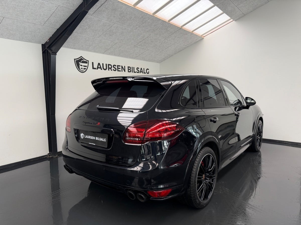Sort Porsche Cayenne GTS fra 2013