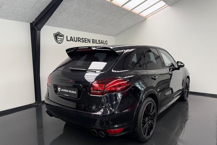Sort Porsche Cayenne GTS fra 2013