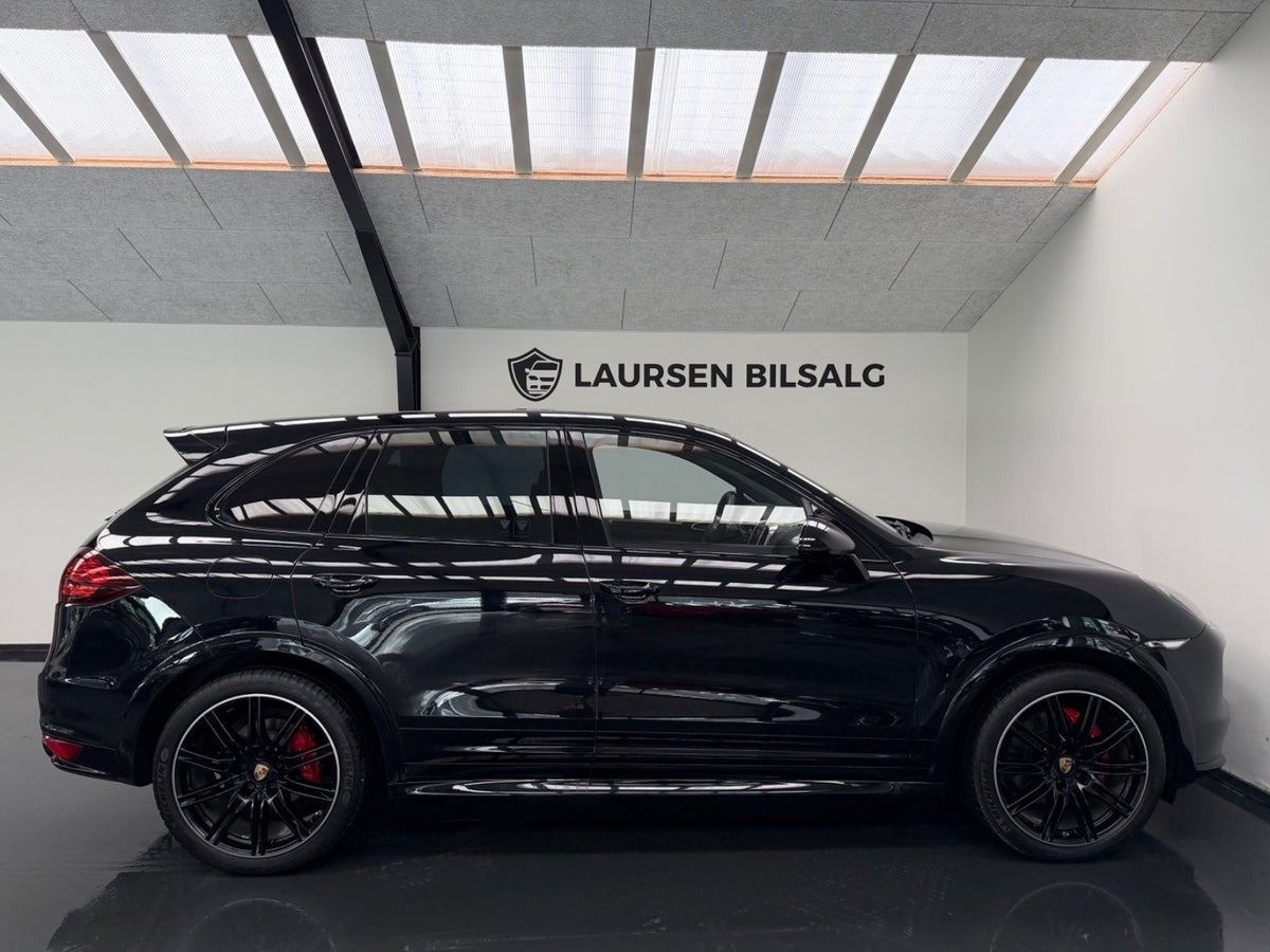 Sort Porsche Cayenne GTS fra 2013