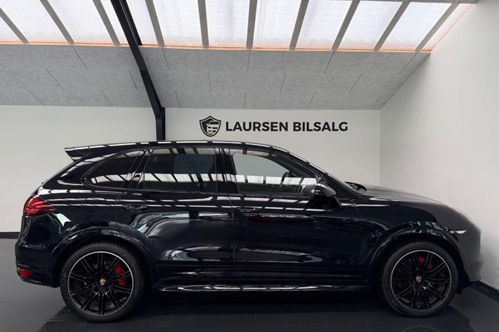 Sort Porsche Cayenne GTS fra 2013