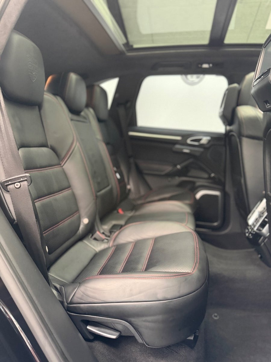 Sort Porsche Cayenne GTS fra 2013