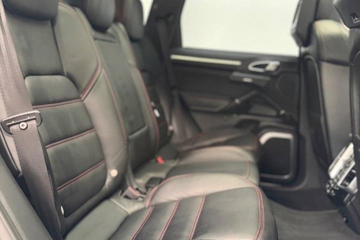 Sort Porsche Cayenne GTS fra 2013