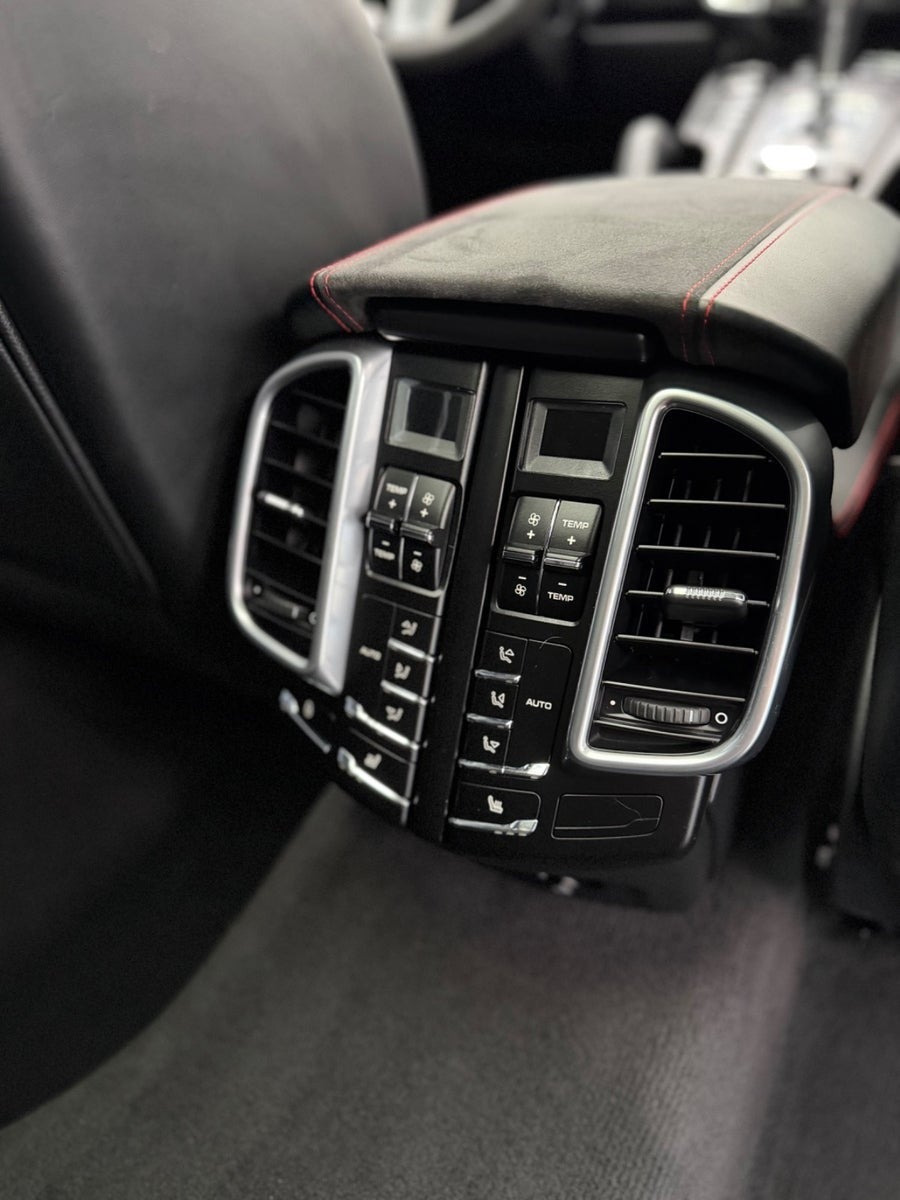 Sort Porsche Cayenne GTS fra 2013