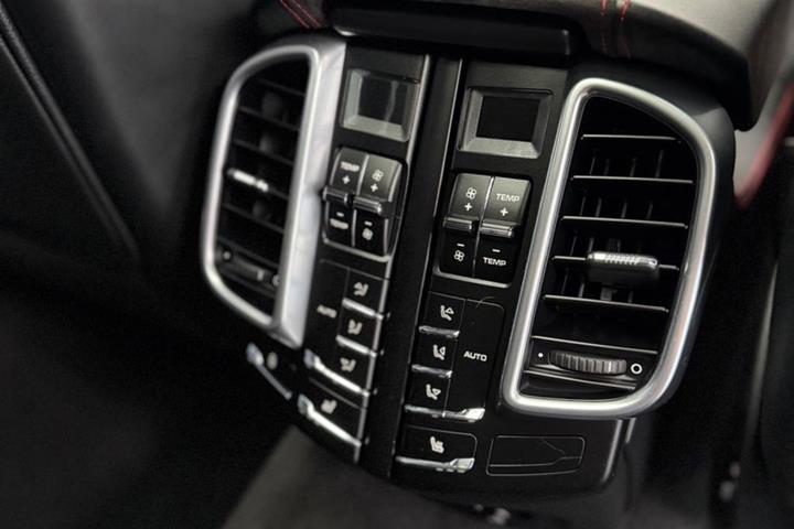 Sort Porsche Cayenne GTS fra 2013