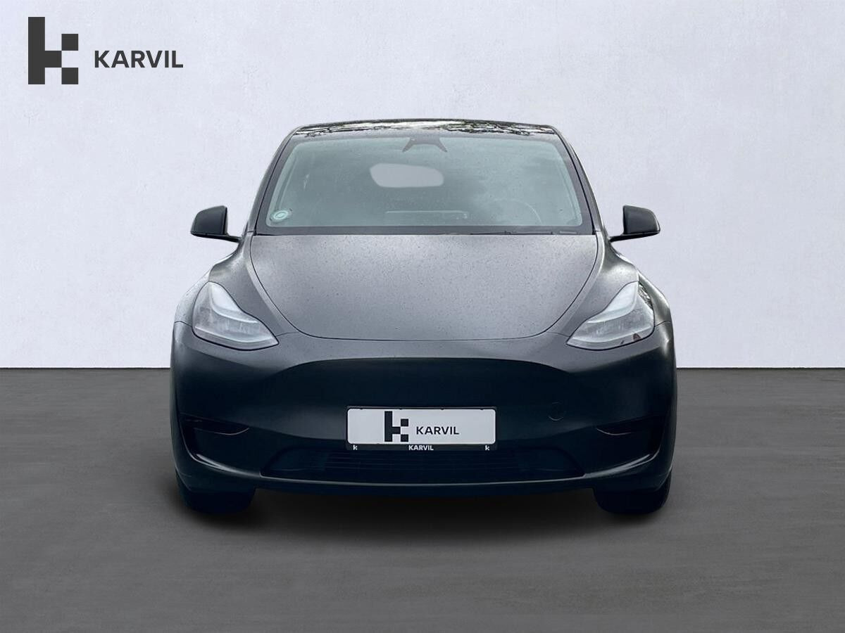Sort Tesla Model Y fra 2024
