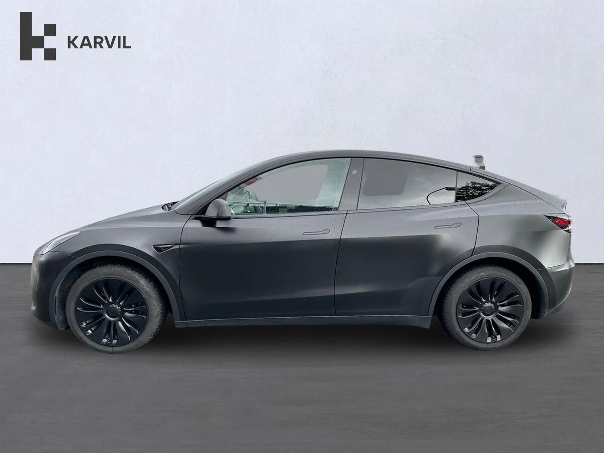 Sort Tesla Model Y fra 2024