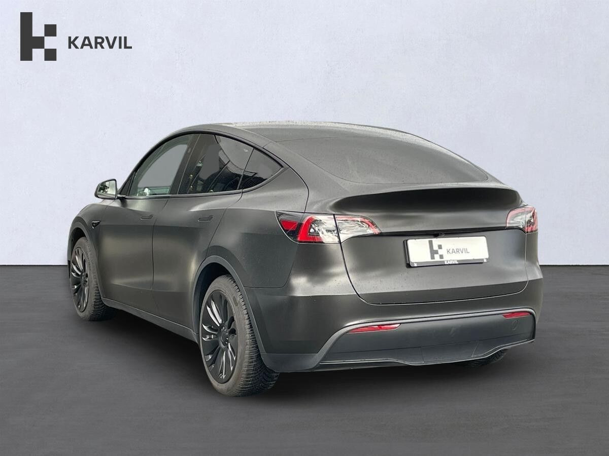 Sort Tesla Model Y fra 2024