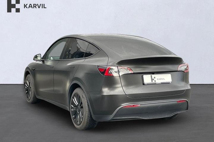 Sort Tesla Model Y fra 2024