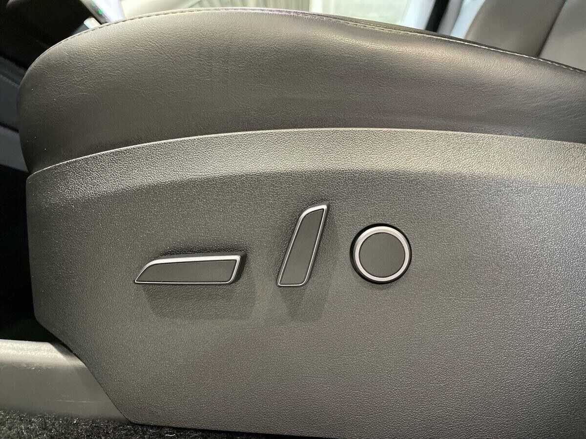 Sort Tesla Model Y fra 2024