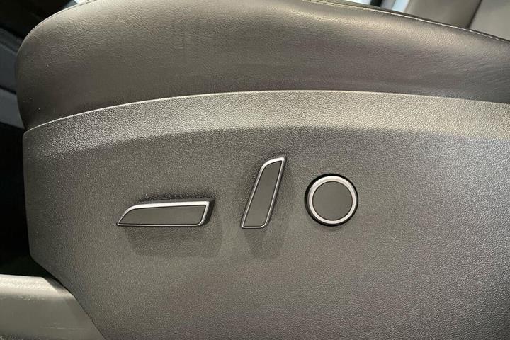 Sort Tesla Model Y fra 2024