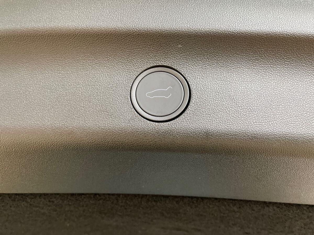 Sort Tesla Model Y fra 2024