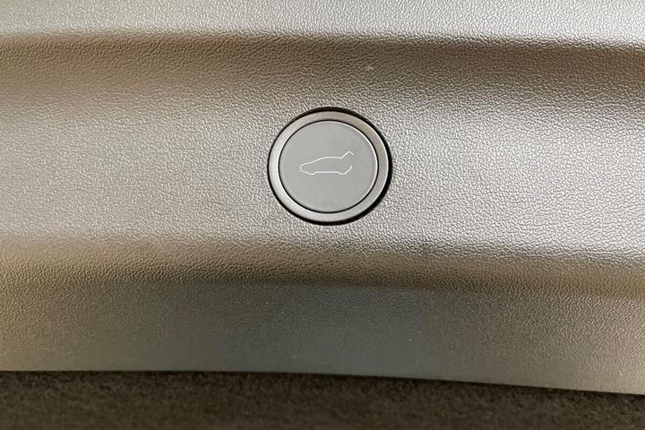 Sort Tesla Model Y fra 2024